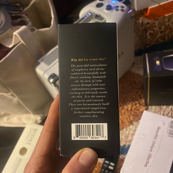 Isa Lazo Facial Oil - Picture 2 of 5